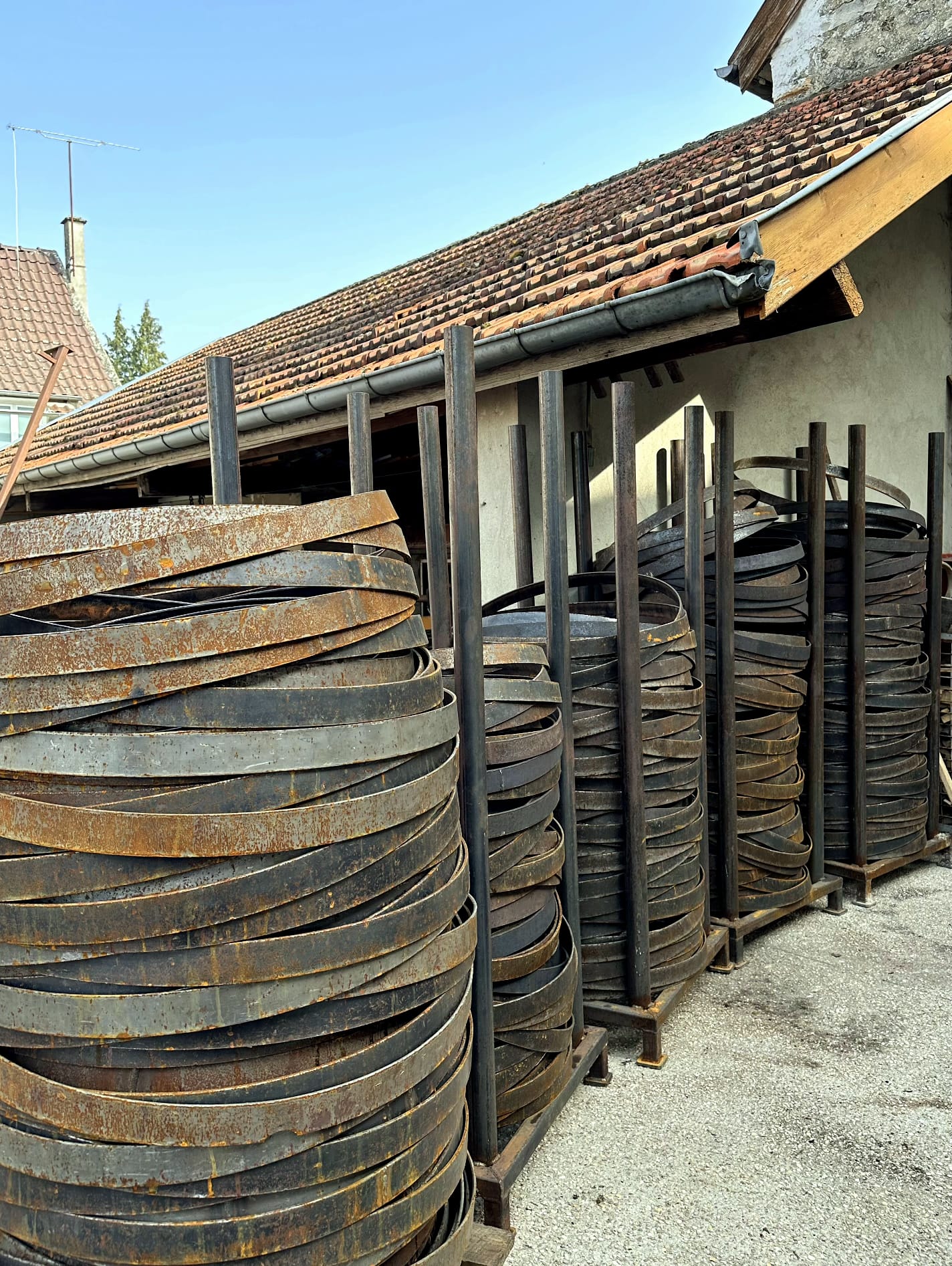 Cercles métalliques stockés à l'extérieur de l'atelier
