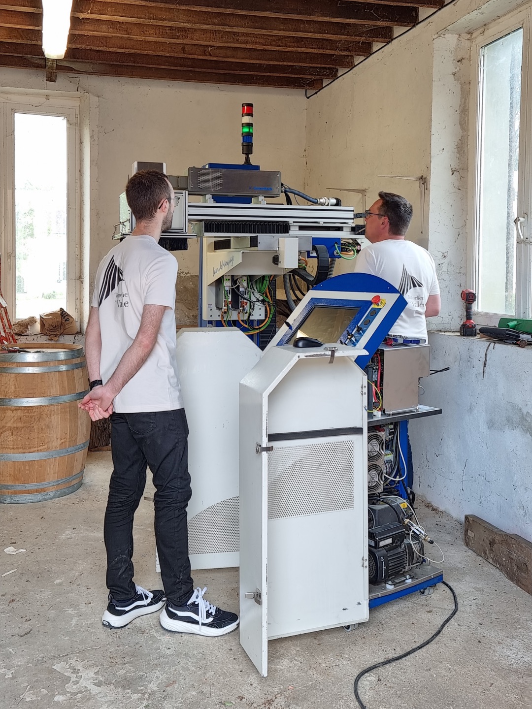Marquage au laser personnalisé des fûts dans l'atelier