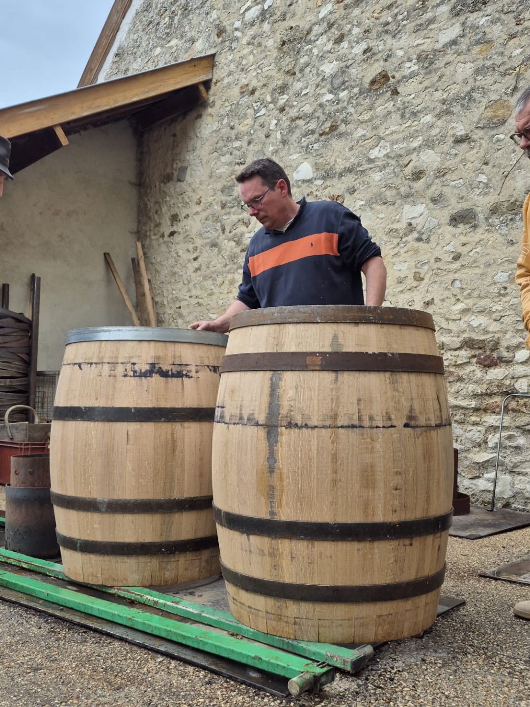 Le tonnelier présente deux fûts de chêne terminés