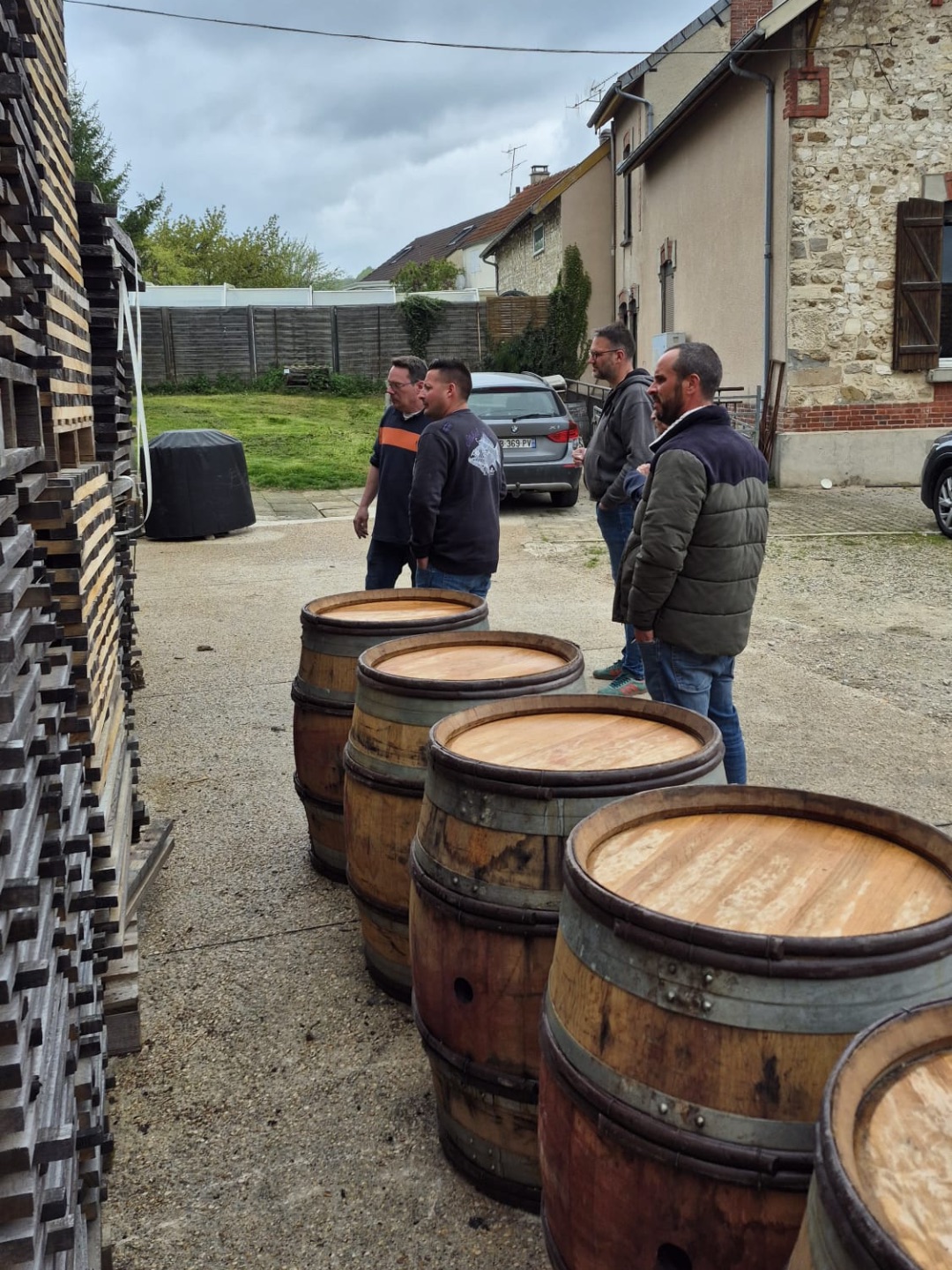 Visite de l'atelier autour des fûts de chêne